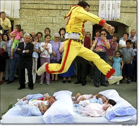 colacho-festival-spain-baby-jumping-1